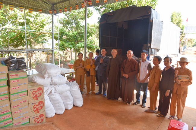 Tặng quà cho các gia đình có hoàn cảnh khó khăn tại chùa Tâm Pháp, chùa Pháp Hòa - Bình Phước, chùa Tây Pháp – Tây Ninh