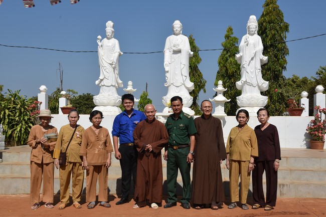 Tặng quà cho các gia đình có hoàn cảnh khó khăn tại chùa Tâm Pháp, chùa Pháp Hòa - Bình Phước, chùa Tây Pháp – Tây Ninh