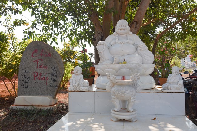 Tặng quà cho các gia đình có hoàn cảnh khó khăn tại chùa Tâm Pháp, chùa Pháp Hòa - Bình Phước, chùa Tây Pháp – Tây Ninh