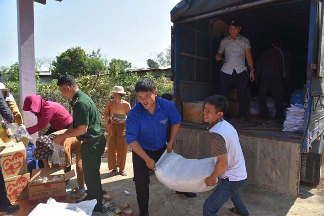 Tặng quà cho các gia đình có hoàn cảnh khó khăn tại chùa Tâm Pháp, chùa Pháp Hòa - Bình Phước, chùa Tây Pháp – Tây Ninh