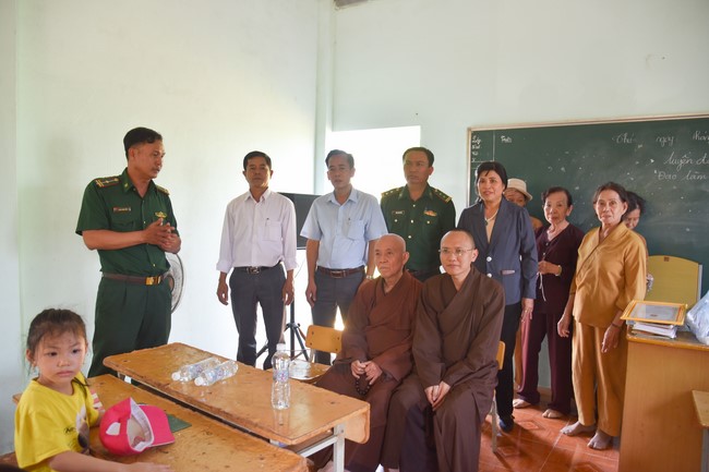 Tặng quà cho các gia đình có hoàn cảnh khó khăn tại chùa Tâm Pháp, chùa Pháp Hòa - Bình Phước, chùa Tây Pháp – Tây Ninh