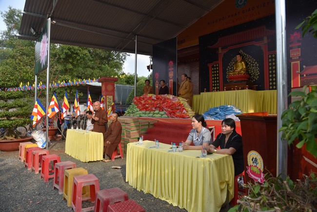Tặng quà cho các gia đình có hoàn cảnh khó khăn tại chùa Tâm Pháp, chùa Pháp Hòa - Bình Phước, chùa Tây Pháp – Tây Ninh