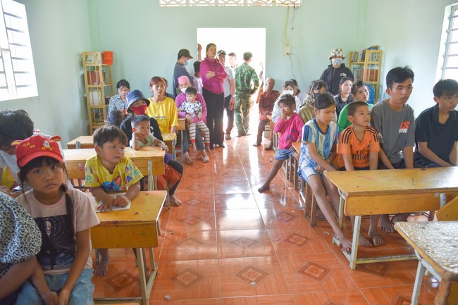 Tặng quà cho các gia đình có hoàn cảnh khó khăn tại chùa Tâm Pháp, chùa Pháp Hòa - Bình Phước, chùa Tây Pháp – Tây Ninh