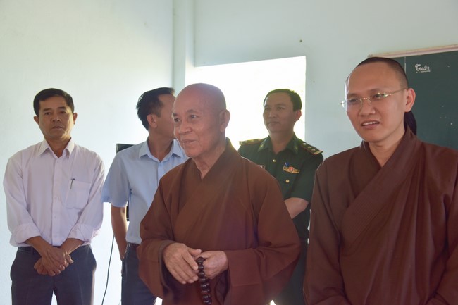 Tặng quà cho các gia đình có hoàn cảnh khó khăn tại chùa Tâm Pháp, chùa Pháp Hòa - Bình Phước, chùa Tây Pháp – Tây Ninh