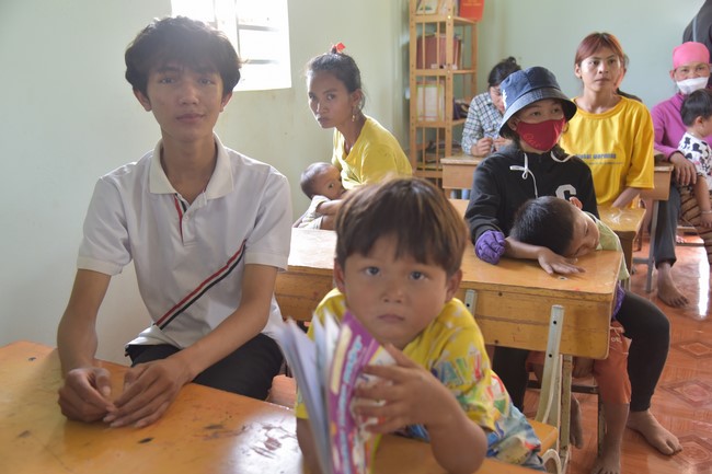 Tặng quà cho các gia đình có hoàn cảnh khó khăn tại chùa Tâm Pháp, chùa Pháp Hòa - Bình Phước, chùa Tây Pháp – Tây Ninh