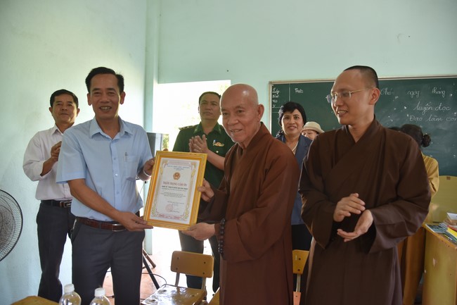 Tặng quà cho các gia đình có hoàn cảnh khó khăn tại chùa Tâm Pháp, chùa Pháp Hòa - Bình Phước, chùa Tây Pháp – Tây Ninh