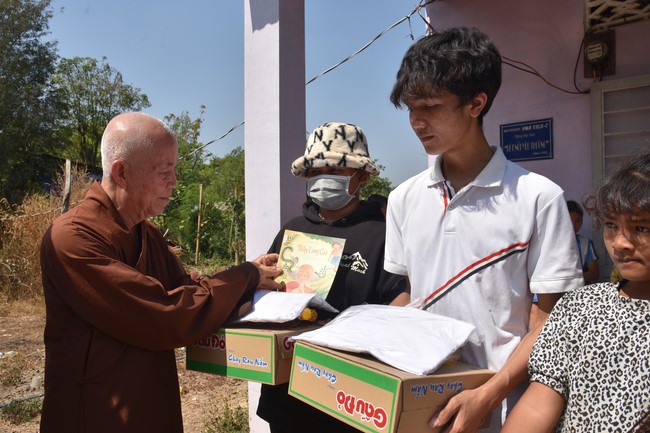 Tặng quà cho các gia đình có hoàn cảnh khó khăn tại chùa Tâm Pháp, chùa Pháp Hòa - Bình Phước, chùa Tây Pháp – Tây Ninh
