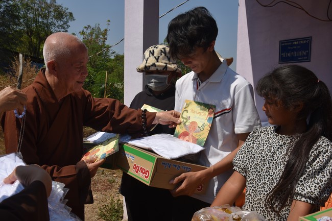 Tặng quà cho các gia đình có hoàn cảnh khó khăn tại chùa Tâm Pháp, chùa Pháp Hòa - Bình Phước, chùa Tây Pháp – Tây Ninh