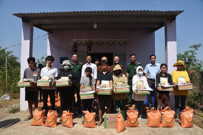 Tặng quà cho các gia đình có hoàn cảnh khó khăn tại chùa Tâm Pháp, chùa Pháp Hòa - Bình Phước, chùa Tây Pháp – Tây Ninh