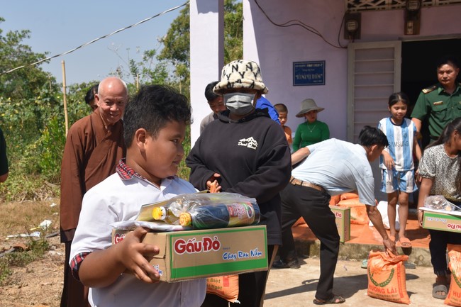 Tặng quà cho các gia đình có hoàn cảnh khó khăn tại chùa Tâm Pháp, chùa Pháp Hòa - Bình Phước, chùa Tây Pháp – Tây Ninh