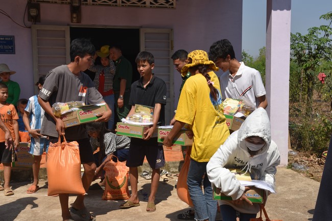 Tặng quà cho các gia đình có hoàn cảnh khó khăn tại chùa Tâm Pháp, chùa Pháp Hòa - Bình Phước, chùa Tây Pháp – Tây Ninh