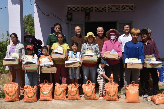 Tặng quà cho các gia đình có hoàn cảnh khó khăn tại chùa Tâm Pháp, chùa Pháp Hòa - Bình Phước, chùa Tây Pháp – Tây Ninh