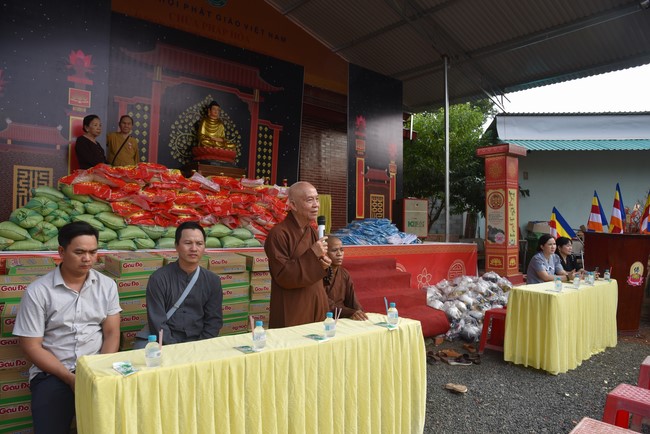 Tặng quà cho các gia đình có hoàn cảnh khó khăn tại chùa Tâm Pháp, chùa Pháp Hòa - Bình Phước, chùa Tây Pháp – Tây Ninh