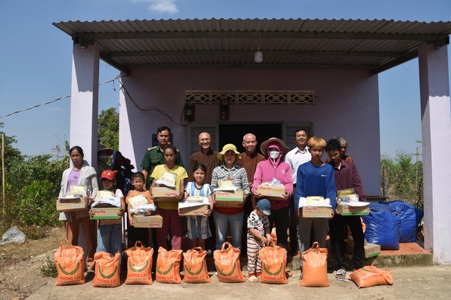 Tặng quà cho các gia đình có hoàn cảnh khó khăn tại chùa Tâm Pháp, chùa Pháp Hòa - Bình Phước, chùa Tây Pháp – Tây Ninh