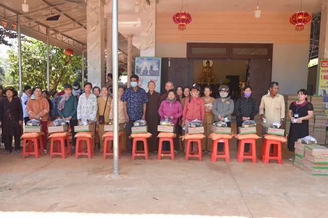 Tặng quà cho các gia đình có hoàn cảnh khó khăn tại chùa Tâm Pháp, chùa Pháp Hòa - Bình Phước, chùa Tây Pháp – Tây Ninh