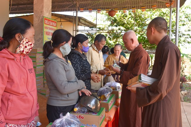 Tặng quà cho các gia đình có hoàn cảnh khó khăn tại chùa Tâm Pháp, chùa Pháp Hòa - Bình Phước, chùa Tây Pháp – Tây Ninh