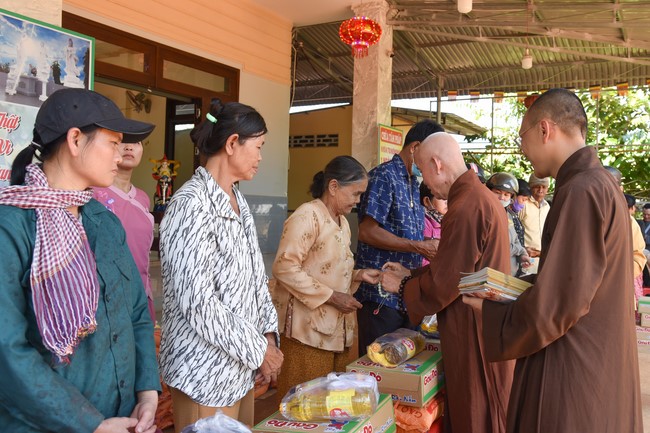 Tặng quà cho các gia đình có hoàn cảnh khó khăn tại chùa Tâm Pháp, chùa Pháp Hòa - Bình Phước, chùa Tây Pháp – Tây Ninh