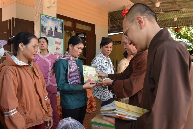 Tặng quà cho các gia đình có hoàn cảnh khó khăn tại chùa Tâm Pháp, chùa Pháp Hòa - Bình Phước, chùa Tây Pháp – Tây Ninh