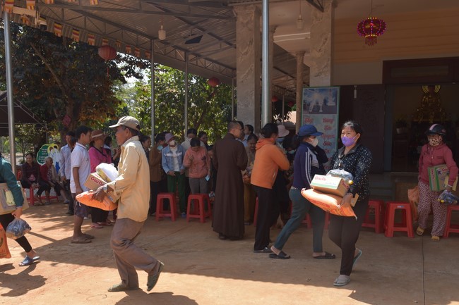 Tặng quà cho các gia đình có hoàn cảnh khó khăn tại chùa Tâm Pháp, chùa Pháp Hòa - Bình Phước, chùa Tây Pháp – Tây Ninh