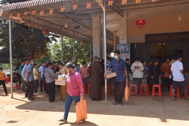 Tặng quà cho các gia đình có hoàn cảnh khó khăn tại chùa Tâm Pháp, chùa Pháp Hòa - Bình Phước, chùa Tây Pháp – Tây Ninh