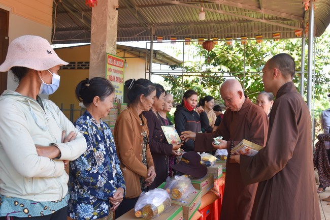 Tặng quà cho các gia đình có hoàn cảnh khó khăn tại chùa Tâm Pháp, chùa Pháp Hòa - Bình Phước, chùa Tây Pháp – Tây Ninh