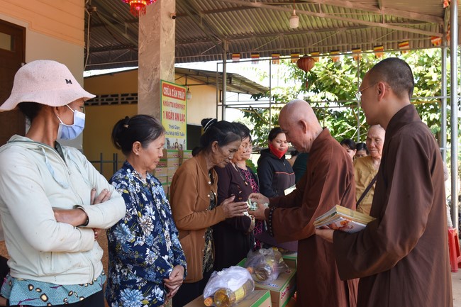 Tặng quà cho các gia đình có hoàn cảnh khó khăn tại chùa Tâm Pháp, chùa Pháp Hòa - Bình Phước, chùa Tây Pháp – Tây Ninh