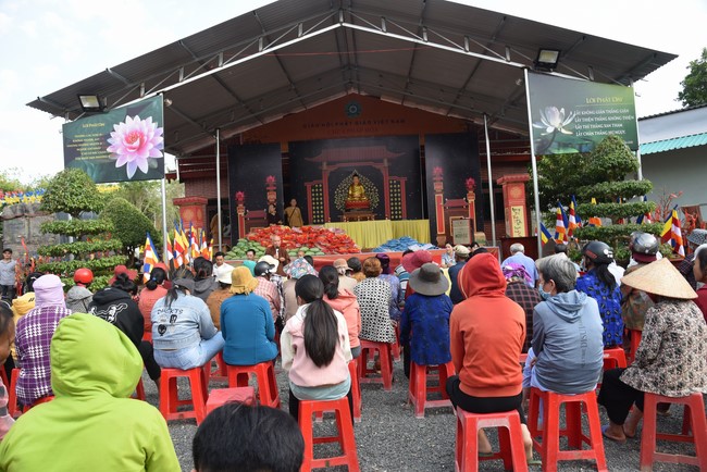 Tặng quà cho các gia đình có hoàn cảnh khó khăn tại chùa Tâm Pháp, chùa Pháp Hòa - Bình Phước, chùa Tây Pháp – Tây Ninh