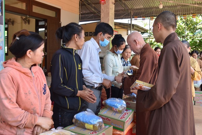 Tặng quà cho các gia đình có hoàn cảnh khó khăn tại chùa Tâm Pháp, chùa Pháp Hòa - Bình Phước, chùa Tây Pháp – Tây Ninh