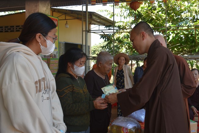 Tặng quà cho các gia đình có hoàn cảnh khó khăn tại chùa Tâm Pháp, chùa Pháp Hòa - Bình Phước, chùa Tây Pháp – Tây Ninh