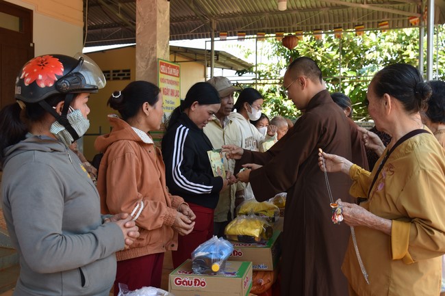 Tặng quà cho các gia đình có hoàn cảnh khó khăn tại chùa Tâm Pháp, chùa Pháp Hòa - Bình Phước, chùa Tây Pháp – Tây Ninh