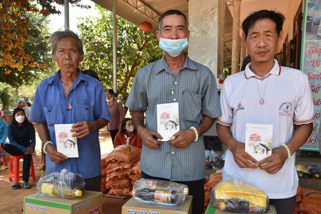 Tặng quà cho các gia đình có hoàn cảnh khó khăn tại chùa Tâm Pháp, chùa Pháp Hòa - Bình Phước, chùa Tây Pháp – Tây Ninh