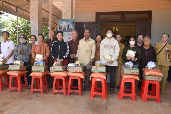 Tặng quà cho các gia đình có hoàn cảnh khó khăn tại chùa Tâm Pháp, chùa Pháp Hòa - Bình Phước, chùa Tây Pháp – Tây Ninh