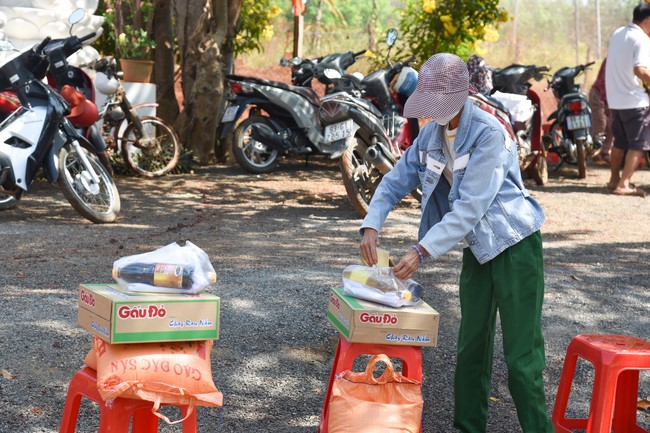 Tặng quà cho các gia đình có hoàn cảnh khó khăn tại chùa Tâm Pháp, chùa Pháp Hòa - Bình Phước, chùa Tây Pháp – Tây Ninh