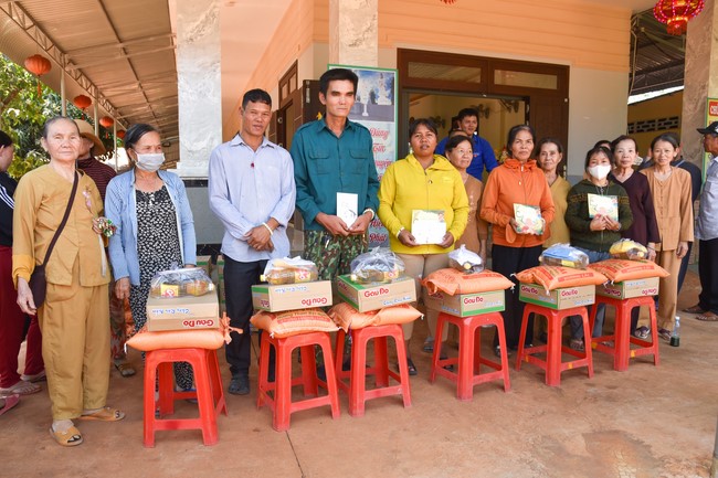 Tặng quà cho các gia đình có hoàn cảnh khó khăn tại chùa Tâm Pháp, chùa Pháp Hòa - Bình Phước, chùa Tây Pháp – Tây Ninh