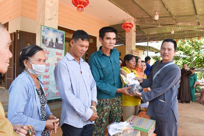 Tặng quà cho các gia đình có hoàn cảnh khó khăn tại chùa Tâm Pháp, chùa Pháp Hòa - Bình Phước, chùa Tây Pháp – Tây Ninh