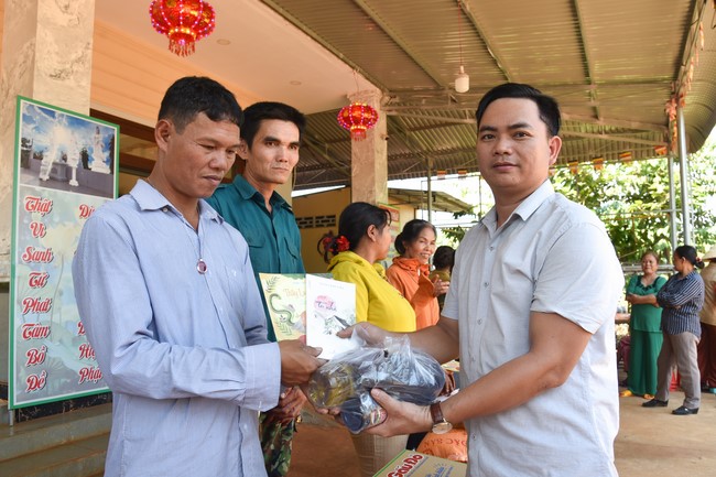 Tặng quà cho các gia đình có hoàn cảnh khó khăn tại chùa Tâm Pháp, chùa Pháp Hòa - Bình Phước, chùa Tây Pháp – Tây Ninh