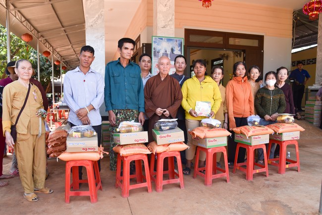 Tặng quà cho các gia đình có hoàn cảnh khó khăn tại chùa Tâm Pháp, chùa Pháp Hòa - Bình Phước, chùa Tây Pháp – Tây Ninh