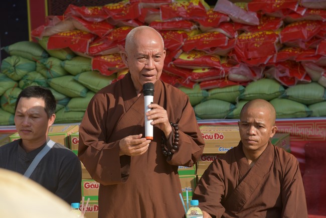 Tặng quà cho các gia đình có hoàn cảnh khó khăn tại chùa Tâm Pháp, chùa Pháp Hòa - Bình Phước, chùa Tây Pháp – Tây Ninh
