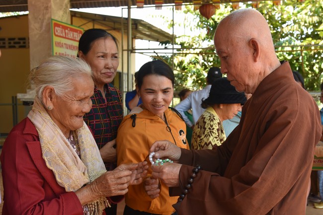 Tặng quà cho các gia đình có hoàn cảnh khó khăn tại chùa Tâm Pháp, chùa Pháp Hòa - Bình Phước, chùa Tây Pháp – Tây Ninh