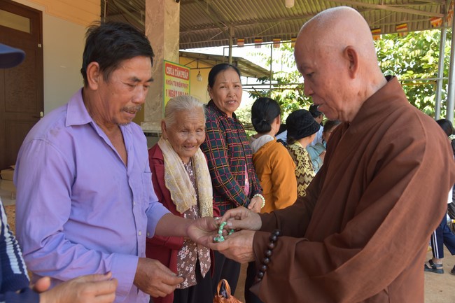 Tặng quà cho các gia đình có hoàn cảnh khó khăn tại chùa Tâm Pháp, chùa Pháp Hòa - Bình Phước, chùa Tây Pháp – Tây Ninh