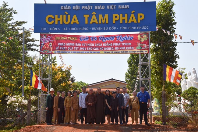 Tặng quà cho các gia đình có hoàn cảnh khó khăn tại chùa Tâm Pháp, chùa Pháp Hòa - Bình Phước, chùa Tây Pháp – Tây Ninh