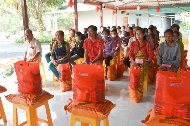 Tặng quà cho các gia đình có hoàn cảnh khó khăn tại chùa Tâm Pháp, chùa Pháp Hòa - Bình Phước, chùa Tây Pháp – Tây Ninh