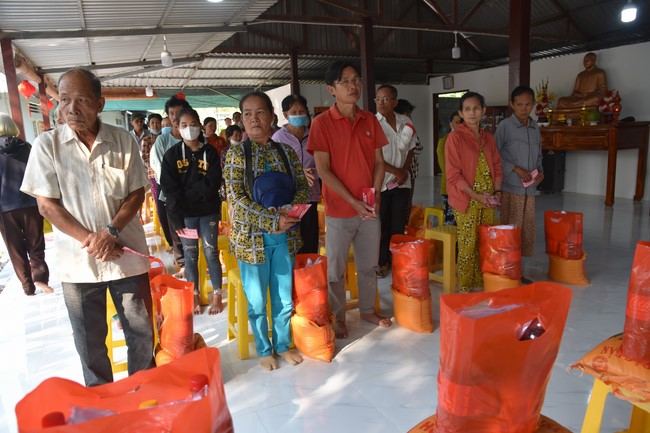Tặng quà cho các gia đình có hoàn cảnh khó khăn tại chùa Tâm Pháp, chùa Pháp Hòa - Bình Phước, chùa Tây Pháp – Tây Ninh