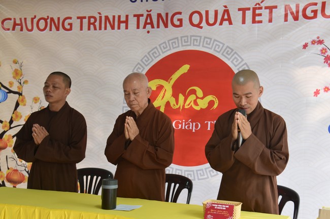 Tặng quà cho các gia đình có hoàn cảnh khó khăn tại chùa Tâm Pháp, chùa Pháp Hòa - Bình Phước, chùa Tây Pháp – Tây Ninh