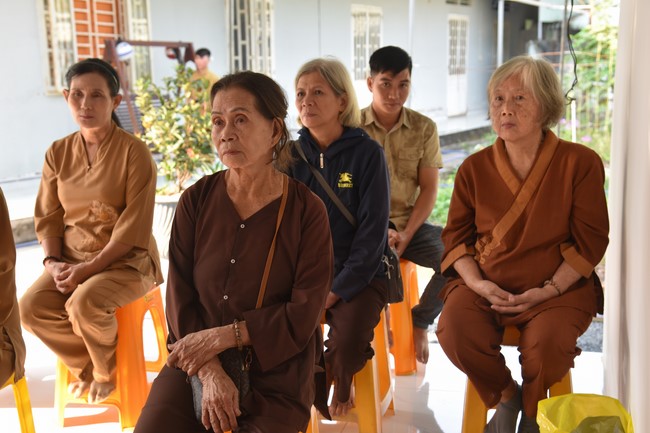 Tặng quà cho các gia đình có hoàn cảnh khó khăn tại chùa Tâm Pháp, chùa Pháp Hòa - Bình Phước, chùa Tây Pháp – Tây Ninh