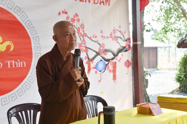 Tặng quà cho các gia đình có hoàn cảnh khó khăn tại chùa Tâm Pháp, chùa Pháp Hòa - Bình Phước, chùa Tây Pháp – Tây Ninh