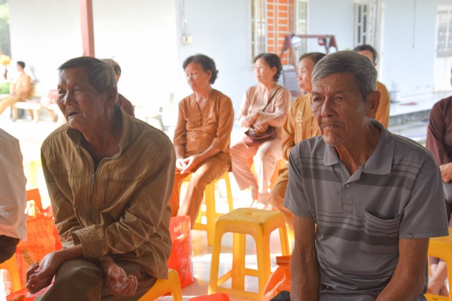 Tặng quà cho các gia đình có hoàn cảnh khó khăn tại chùa Tâm Pháp, chùa Pháp Hòa - Bình Phước, chùa Tây Pháp – Tây Ninh