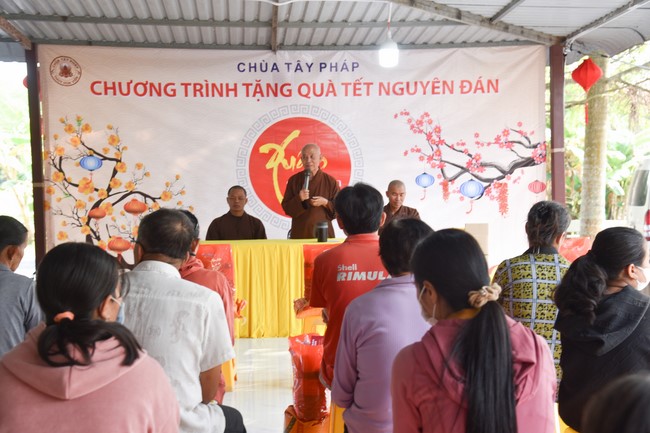 Tặng quà cho các gia đình có hoàn cảnh khó khăn tại chùa Tâm Pháp, chùa Pháp Hòa - Bình Phước, chùa Tây Pháp – Tây Ninh