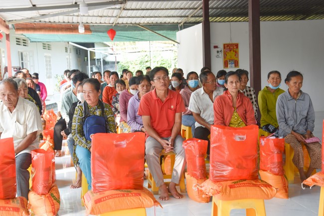 Tặng quà cho các gia đình có hoàn cảnh khó khăn tại chùa Tâm Pháp, chùa Pháp Hòa - Bình Phước, chùa Tây Pháp – Tây Ninh