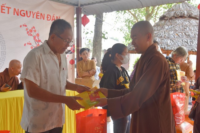 Tặng quà cho các gia đình có hoàn cảnh khó khăn tại chùa Tâm Pháp, chùa Pháp Hòa - Bình Phước, chùa Tây Pháp – Tây Ninh